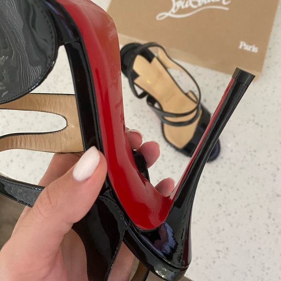 New CHRISTIAN LOUBOUTIN
Vavazou Asymmetric Sandals - Picture 5 of 14